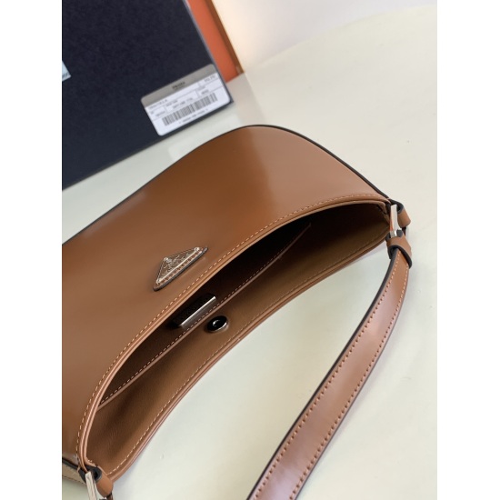 On March 12, 2024, the latest hobo bag, underarm bag 1BC499, arrived at P640 P Home counter. This bag is constantly popular. It is simple, neat, and versatile, and can be easily matched! Imported smooth cowhide paired with white steel hardware: make an un