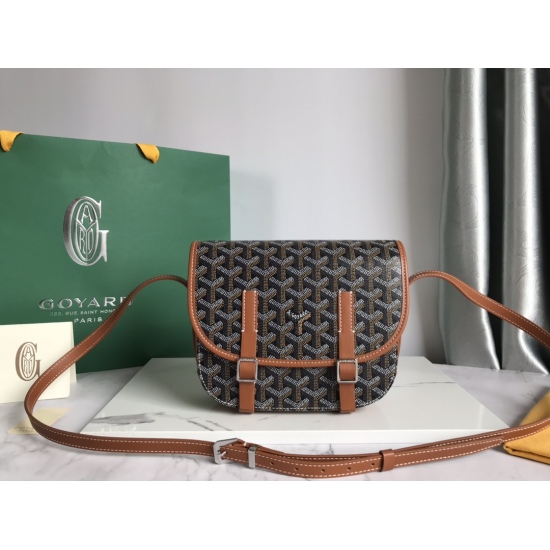 20240320 Small 730 [Goyard Goya] The newly launched Belvdre double stripe messenger bag features the most classic features of simplicity, elegance, and lightweight practicality. The leather edging highlights the outline of the bag in a linear manner, and 