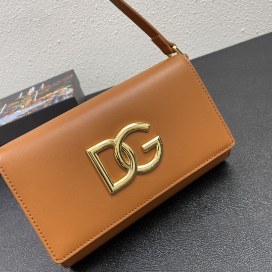 20240319 batch 520 with box, Dolce&Gabbana new simple and fashionable, the most crossbody bag is made of imported raw materials. The front is decorated with resin bottom, plated with real gold DG logo, and the front flip cover is fixed with hidden magneti