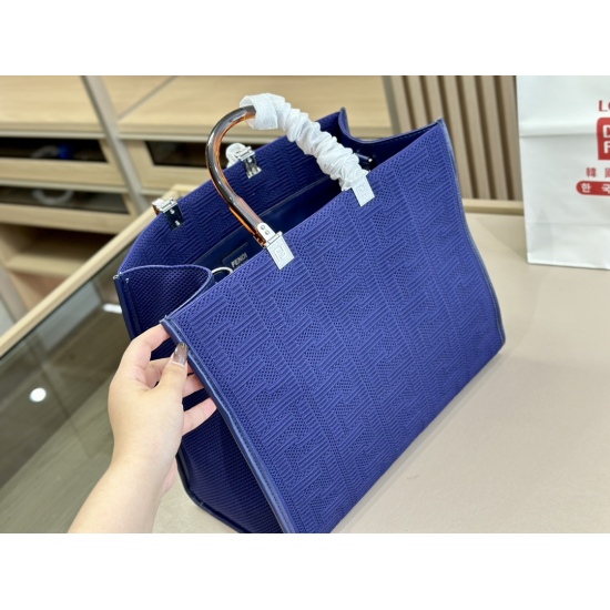 2023.10.26 300size: 35.30cm Fundi peekabo Shopping Bag: Classic tote design! But the biggest feature of this one is: portable: crossbody!