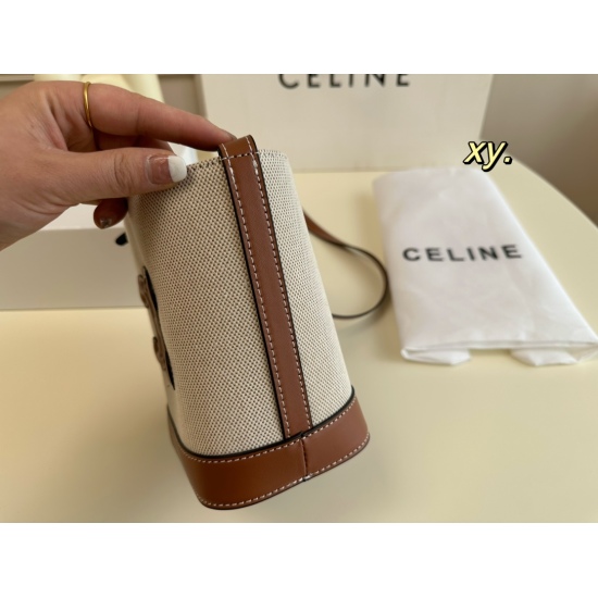 2023.10.30 P160 (folding box ➕ Silk Scarf) size: 1617CELINE's new mini bucket bag has a simple and clean body, decorated only with the embossed Arc de Triomphe logo, giving it a touch of artistic elegance ↗️ Soft and lightweight, with a retro effect!