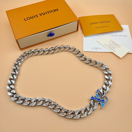 2023.07.11  Necklace Blue Large Logo M00 7 Cuban Necklace Shipping as shown in the picture Packaging This LV Chain necklace connects rough chain links from end to end, connected by enamel LV letters, making classic elements vibrant in modern design.