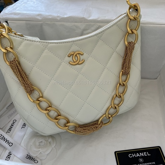 Chanel23a's new high-end handicraft workshop series hobo sheepskin underarm bag with tassel hardware is the bag for this season There are really few people who are interested in it!! But this small hobo is not bad, it's quite versatile, sweet and cool, su