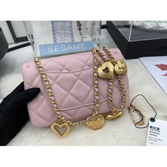 880 AS3456 Chanel 22B best-selling model explodes with new CF matching metal heart pendant. Peach heart very vintage pendant on the chain. 5 heart pendants are exquisite and composite, and the texture is also very good and eye-catching. Size: 12 * 19 * 7c