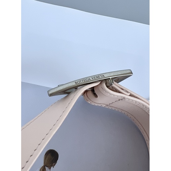On 20240328, the original order 910, special grade 1030, is out of stock in a new color - washed melon color - the new Cassette is truly suitable for both men and women. The leather surface has been changed from lamb to oil wax calf leather, with a high g