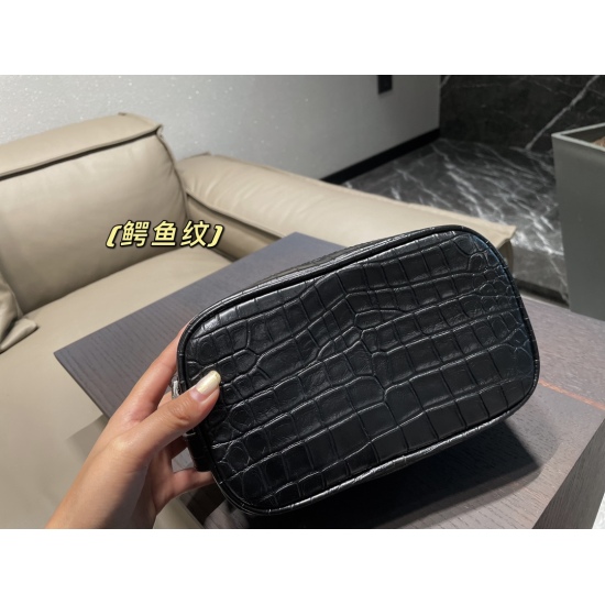 2023.10.18 p190 folding box ⚠️ The size 22.13 Saint Laurent wash bag is easy to use, and now the makeup bag is really a must-have item. Skin care products of all sizes can be stored