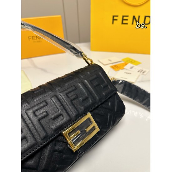 2023.10.26 P205 (with box) size: 2614FENDI's new autumn and winter Baguette stick bag has a soft three-dimensional texture, adopts a flip design, and is equipped with an FF magnetic buckle. It can be used for cross body or handheld use, with a very light 