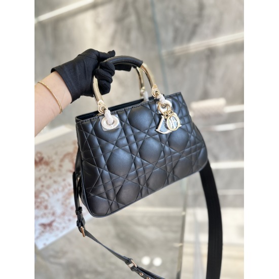 On October 7, 2023, the sheepskin p340LADY DIOR 95.22LADY 95.22 handbag reinterprets the outline of the LADY DIOR handbag, echoing the year when the classic LADY DIOR handbag was born (1995) and the year when the handbag was reinterpreted (2022), paying t