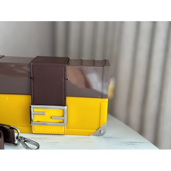 2023.10.26 320 box size: 19 * 12cm Fendi small box yellow ✔ The beauty of this small box is too high! That's too cute! I really like this kind of gentleness and fall at a glance!
