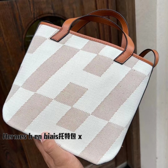 On October 7, 2023, P205, Herm è s' new HenBIals, please push this article to Herm è s girls to accept this grass. ⑦ The canvas bag that can hold the iPad tablet is H en Biais, a golden brown size of 30 * 24. The canvas shopping bag is very lightweight an
