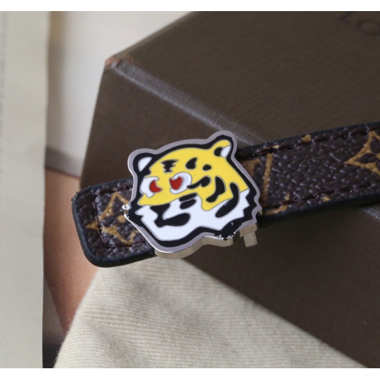 2023.07.11  Donkey Family New Bracelet ✨ This cute little object ❤️ Although it is a tiger head style, it is delicate and delicate, and the fine skin on the hand is also very soft and comfortable