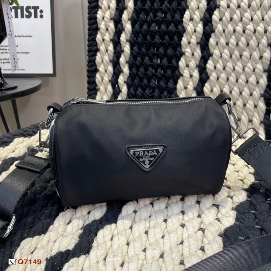 2023.11.06 165 Gift Box Packaging Prada Pillow Bag This is really cute, big triangular logo is very classic Shoulder strap can be carried and one shoulder size is 22.11.13