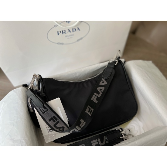 2023.11.06 190 box size: 24 * 13cm FILA three in one underarm bag prada flat replacement! After receiving it, I really found it too easy to carry and invincible to use! ✅ Equipped with one long and two short shoulder straps