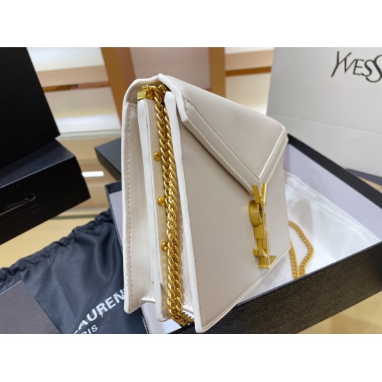 2023.10.18 P200 Counter Gift Box - YSL Cassandra Saint Laurent Envelope Bag ✉️ Ouyang Nana's classic logo and rotating buttons cleverly blend into one, creating a luxurious and exquisite upper body effect! It can easily pair with high-end clothing, and it