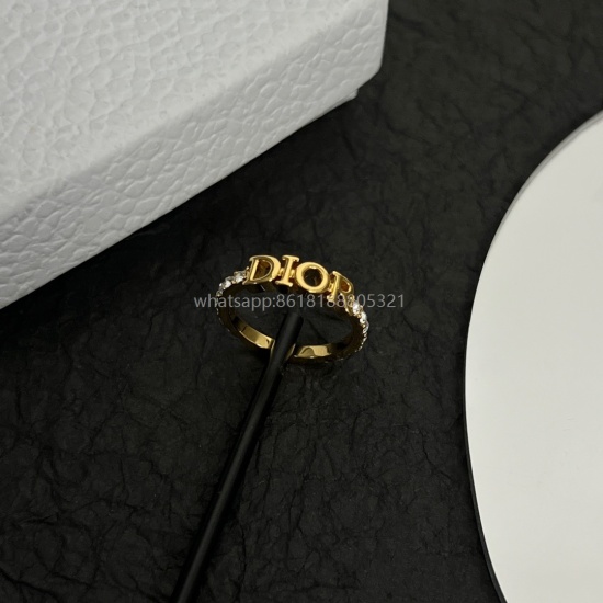On July 23, 2023, Dior's antique ring counter has been consistently updated with a selection of original and consistent brass materials. The material is sweet and elegant. Size: 678