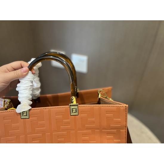 2023.10.26 230 Boxless Size: 35 * 30cm (large) F Home Fendi Peekabo Shopping Bag: Classic tote design! But the biggest feature of this one is: portable: crossbody!