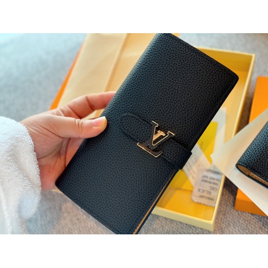 170 180 box size: 9 * 12cm (small) 9.5 * 19cm (large) LV Morandi contrasting leather wallet! I really like the internal layout! Equipped with a card compartment and a zippered organ compartment that can hold coins.
