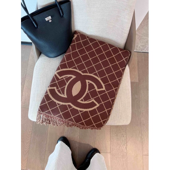 2023.10.05 35 ✨✨ CHANEL's high-end comfortable and fashionable temperament, believe me, take it! Chanel's soft and beautiful scarf that touches the heart is equipped with a double C pearl light and shadow, which is very beautiful. Generally, factories can
