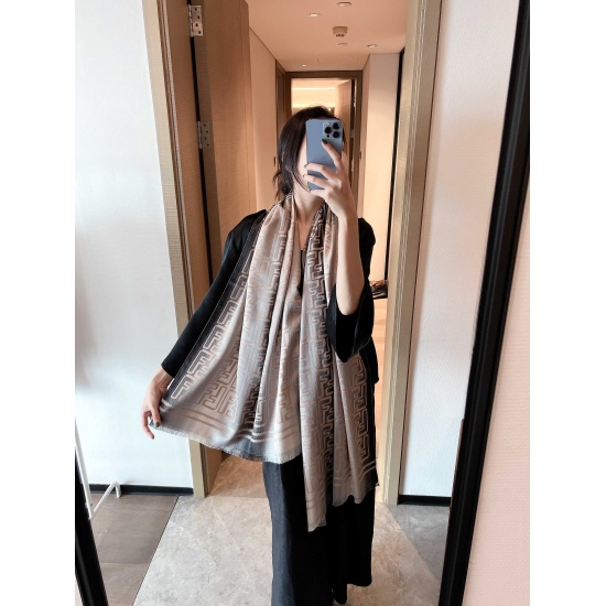 On May 5th, 2023, the new cut cotton gradient style for autumn and winter is soft and delicate, with a top-quality feel. [Synchronized counter! Fendi limited edition shawl] It's a massive item!! Made of pure cashmere!! This FF cape is Fendi's limited edit