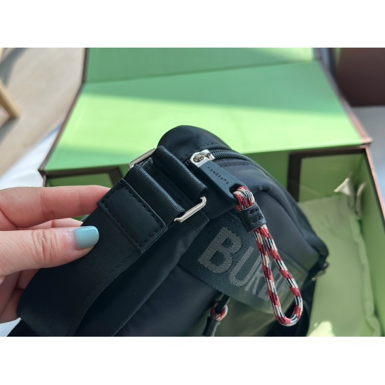 2023.11.17 180 with folding gift box (Qixi gift) Size: 21 * 16cm Bur black camera bag with card slot in the handbag! Traveling and staying at home is very convenient! Children, boyfriends, girlfriends, uncles and aunts can all use it!