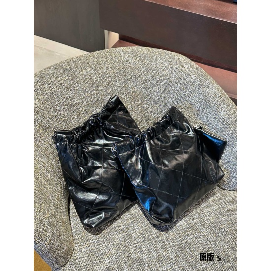 On October 13, 2023, Xiaoxiang Garbage Bag P240p245 Size: Height 39X Length 42X Width 8cm Black Gold Medium Drawing Key!! Whether you are a tall woman with a height of 170cm+or a cute girl with a height of 160cm+, the medium size is both practical and cas