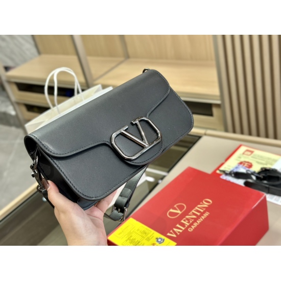 2023.11.10 200 box size: 27.15cm Valentino new product! Who can refuse Bling Bling bags, small dresses with various flowers in spring and summer~It's completely fine~