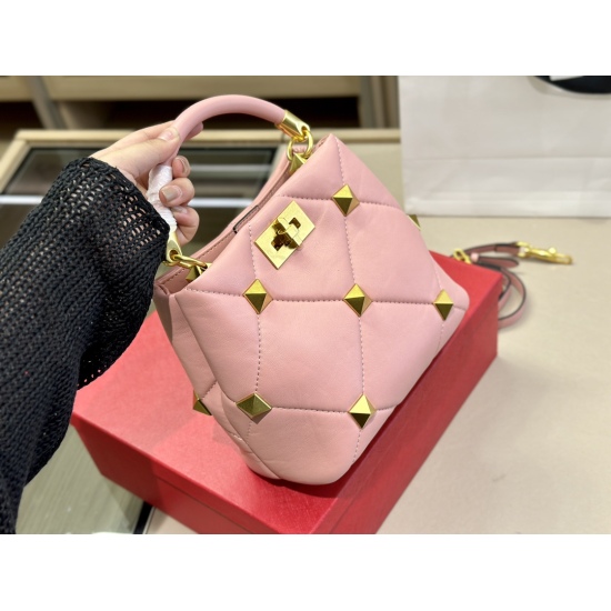 2023.11.10 225 size: 21.19cm Valentino New Product! Who can refuse Bling Bling bags, small dresses with various flowers in spring and summer~It's completely fine~