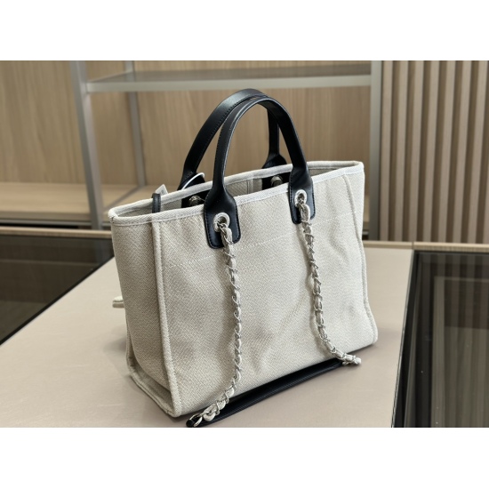 On October 13, 2023, 250 255 unboxed size: 38 * 30cm (large) 33 * 25cm (small) Is there a vacation arrangement! Chanel Cowboy Beach Bag: Arrangement! Arrange! The beach bag released this year is really beautiful! Very dirt resistant and durable!