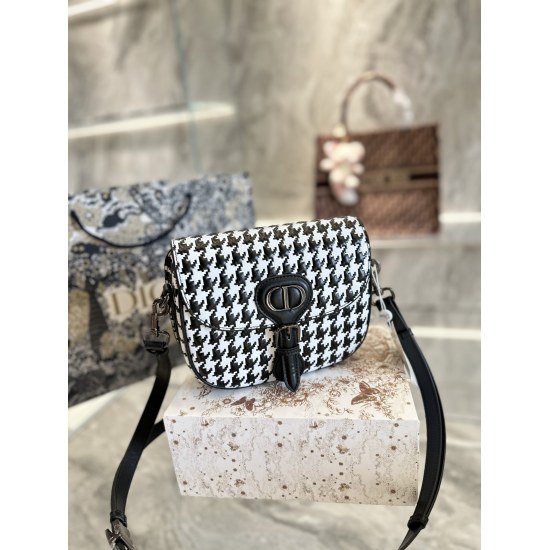 On October 7th, 2023, the original cowhide p270DIOR is easy to open and hang! New. The new underarm bag is very fashionable+ NEW Dior's new autumn and winter Dior Bobby East-West bag has a high appearance. The retro style Bobby has transformed into a narr