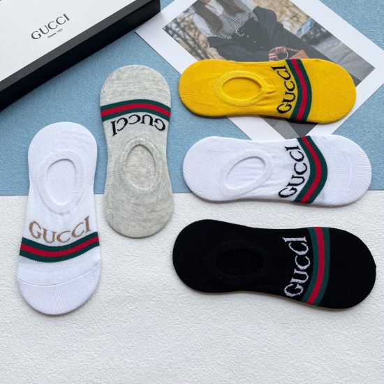 On December 22, 2024, with packaging [one box of five pairs] Gucci Gucci High Edition~It looks explosive! Europe and America's big brand invisible socks are a must-have for trendsetters to buy high-quality socks at the counter. When paired, it looks super