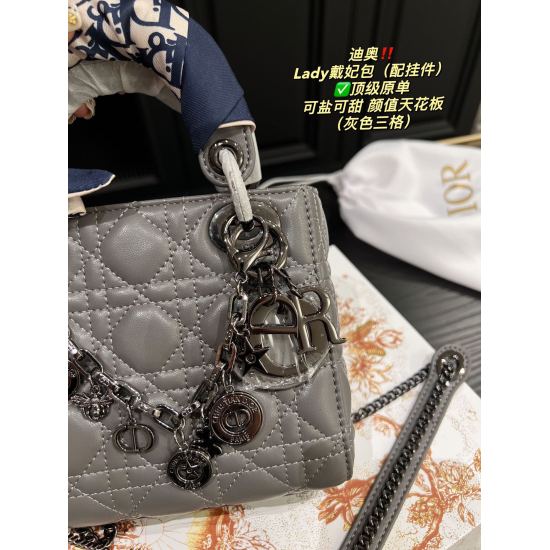 2023.10.07 Four grid P260 folding box ⚠️ Size 20.18 Three grid P255 folding box ⚠️ Size 17.15 Dior Princess Bag (with pendant) is a perfect match for everyday commuting fashion classics, and any style can be easily controlled