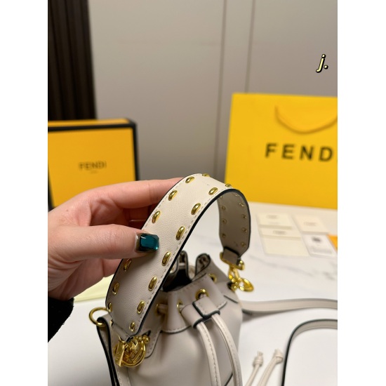 2023.10.26 P195 (with box) size: 1217FENDI New Rivet Bucket Bag Refreshing White ➕ Rivet embellishment, super exquisite, mini: love and can fit ❗ Commuting, dating, and going out on the street are really beautiful, right ❗ :