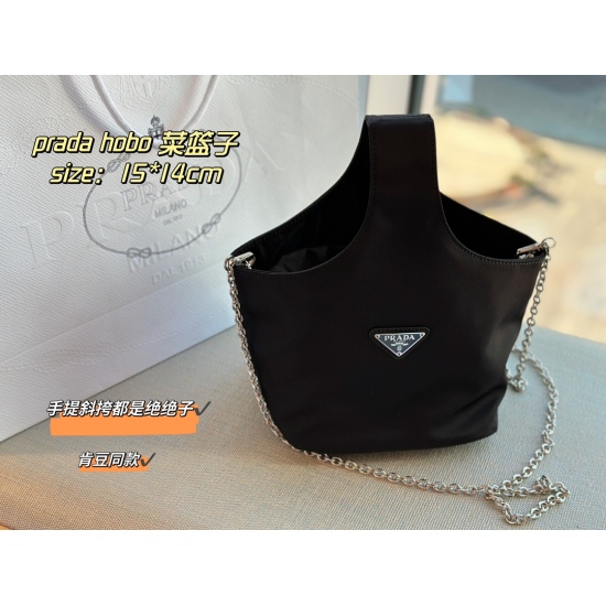 2023.11.06 145 no box size: 15 * 14cm Prad popular internet celebrity with the same drawstring small water bucket bag Prada lunch box bag is portable and can be carried across the body ⚠ Equipped with a chain that can be cross hung