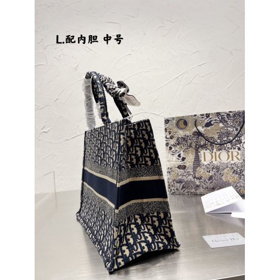 2023.10.07 P200/195 Dior Jacquard Tote Bag with Inner Liner ➕ Golden Little Star Dior Book Tote is my favorite shopping bag of the year. The tote I have used the most times is because of its super large capacity, and everything is placed inside. Of course