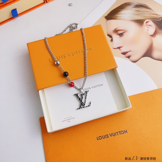 2023.07.11  Louis Vuitton once again teamed up with Japanese artist Ayumi Kusama to explore the boundaries of dots in the second installment of the collaboration series. The LV. xLV Infinity Dots necklace features LV letters with enamel dots, showcasing t