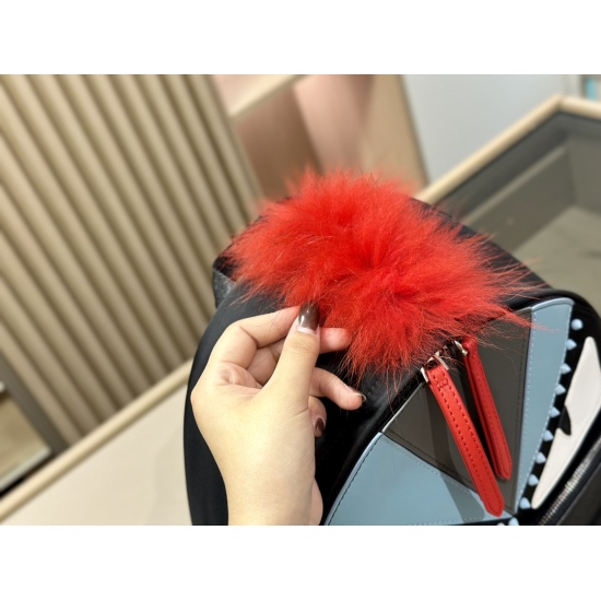 2023.10.26 195size: 34 * 37cm (large) Fendi Small Monster Backpack Fendi Two Eyes Stylish and eye-catching appearance! It's still classic and the best looking!