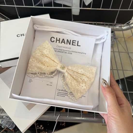 220240401 P 55 comes with packaging box Chanel's latest small fragrance spring top clip, lace paired with small pearls, fashionable and trendy! A socialite with a charming demeanor, a must-have for little fairies