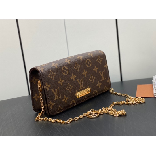 20231125 P480 top-level original order ‼ The all steel hardware Lily wallet on chain is made from Monogram canvas wallet, combining a fashionable rectangular shape with a subtle retro appearance. Its flip cover is adorned with golden decorative panels, ri