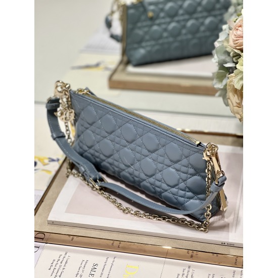 20231126 860 [Dior] New CLUB handbag, this Dior Club handbag is a new item that highlights a prominent and practical design, adorned with Dior's classic logo, adding a modern style and elegant temperament to the summer of 2023. Crafted with imported sheep