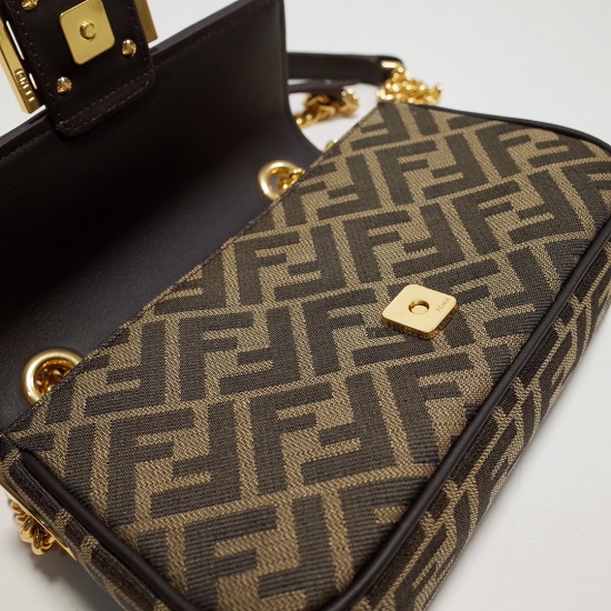 2024/03/07 p850 [FENDI Fendi] New Iconic Baguette Medium Chain Handbag, made of jacquard fabric and decorated with brown iconic FF pattern. Decorated with FF buckles. Featuring a front flip, magnetic buckle, lined internal compartment, zippered bag, and v