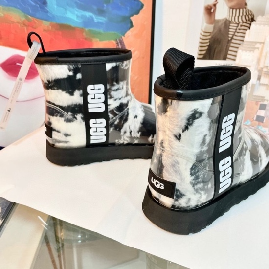 On September 29, 2023, P250UGG, the same model of snow boots as Zhou Dongyu, was released on the official website. The highest version of the wide version of the snow boots was released on the same film. After nearly three months of exclusive mold develop