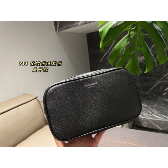 2023.10.18 p190 folding box ⚠ The size 22.13 Saint Laurent wash bag is easy to use when crying, and now the makeup bag is really a must-have item. Skin care products of all sizes can be stored