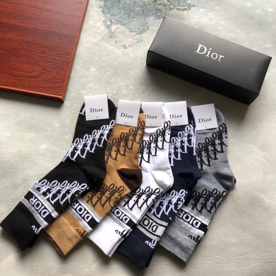 2024.01.22 Dior ❗ D's new women's mid length socks ❗ 【 One box of five pairs 】 Sock body jacquard D family's classic logo, the actual product is super beautiful, made of pure cotton material, breathable and comfortable, Instagram is super popular small it