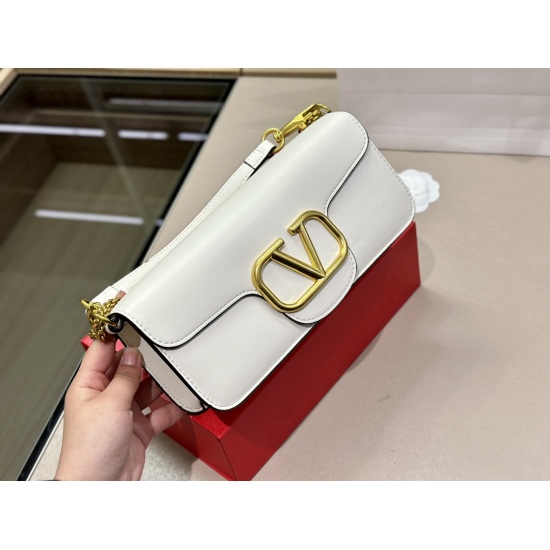2023.11.10 220 box size: 27.12cm Valentino new product! Who can refuse Bling Bling bags, small dresses with various flowers in spring and summer~It's completely fine~