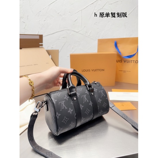 On September 3, 2023, the main force of the new edition of the P235 original LV men's bag is coming! Keepall XS's new black gray old flower is truly the charm of LV men's bags, with a 20cm full package