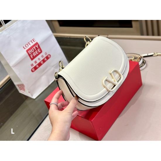 2023.11.10 245 box size: 24.16cm Valentino new product! Who can refuse Bling Bling bags, small dresses with various flowers in spring and summer~It's completely fine~