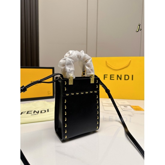 2023.10.26 P195 (with box) size: 1813FENDI New Rivet Tote Bag Treasure Hawksbill Handle ➕ Rivet elements~Exquisite and compact, fashionable and personalized! Commuting, dating, and going out on the street are really beautiful, right ❗ :