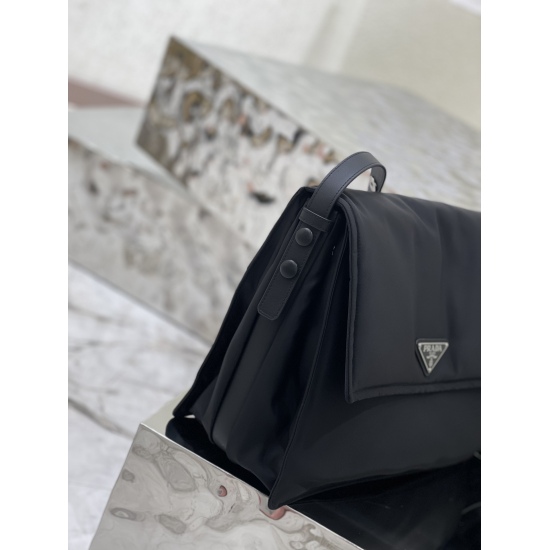 2024.03.12 P860 [Top level Original Order] ✨✨ The PradaCini series is super versatile, good-looking, and trendy. You must buy it! This shoulder bag is made of Re Nylon recycled nylon material. The application of sustainable materials symbolizes Prada's ev