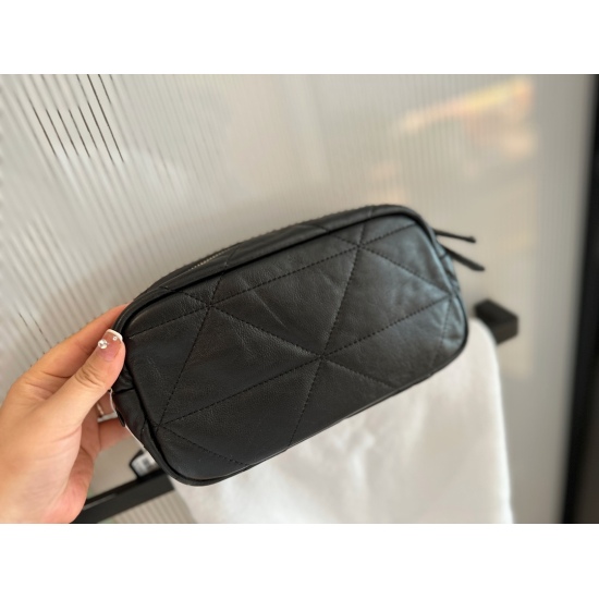 2023.11.06 260 Sheepskin Case Size: 22 * 13cm Prad Camera Bag New product I really like its simple and textured design. The perfect combination of the camera bag is really cool, retro and practical!