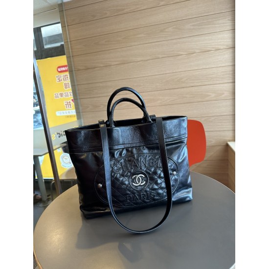On July 20, 2023, Chanel's new shipment comes in the small size 9801/31CM. Simple, advanced, and relaxed. The top is rare, with a retro embroidered three-dimensional logo on the front, supporting the highlights of the entire bag. Simple, retro and fashion